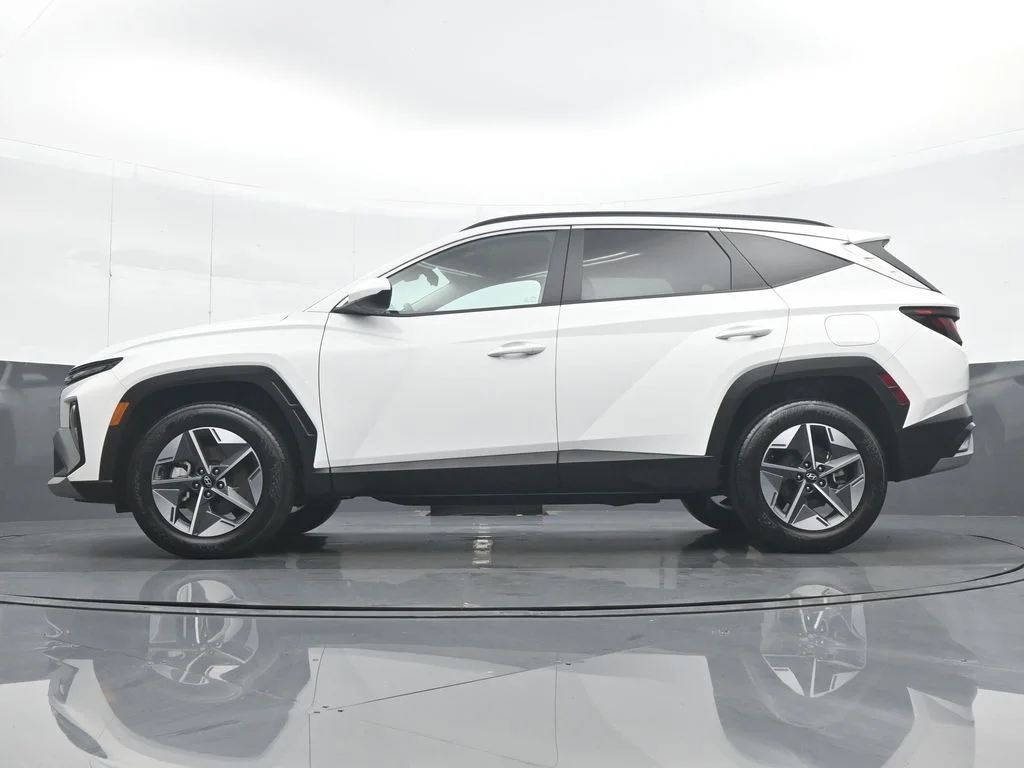 Used 2025 White Hyundai SEL image 27