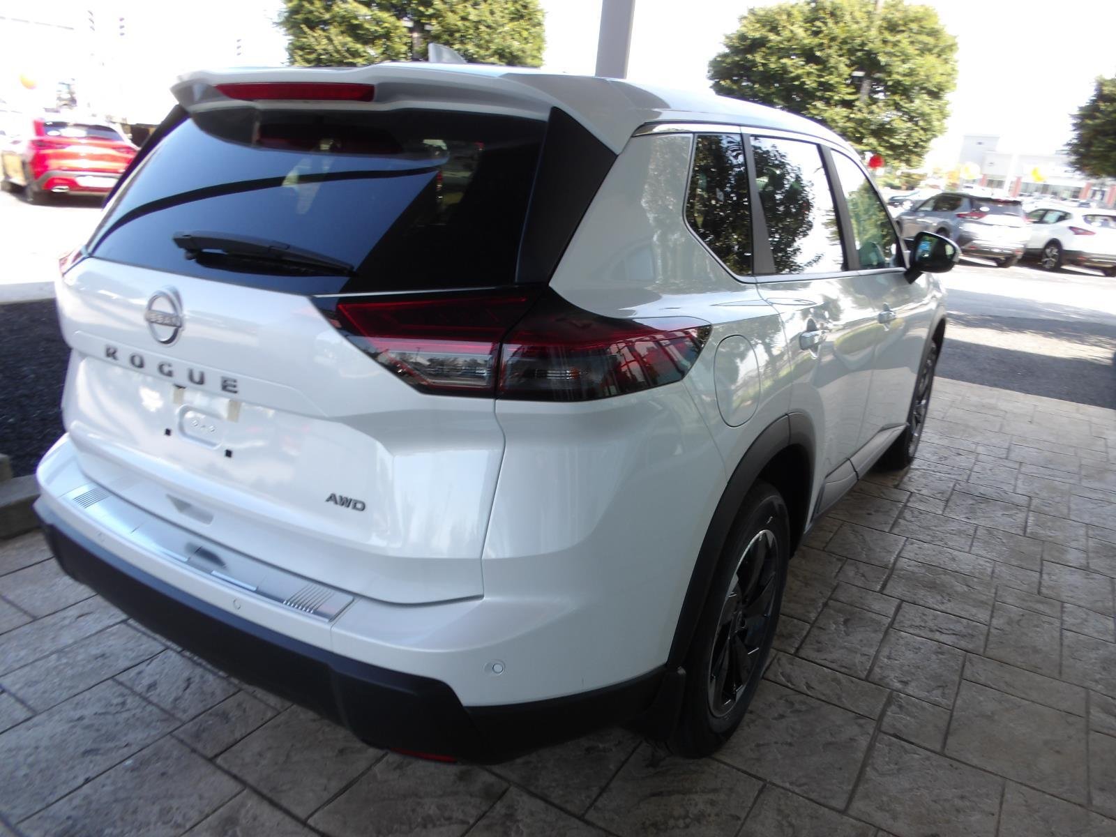 New 2026 Everest White Pearl TriCoat Nissan SV image 8