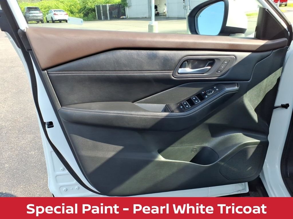 Used 2023 Pearl White Nissan SL premium w/heated leather seats & pano roof image 28