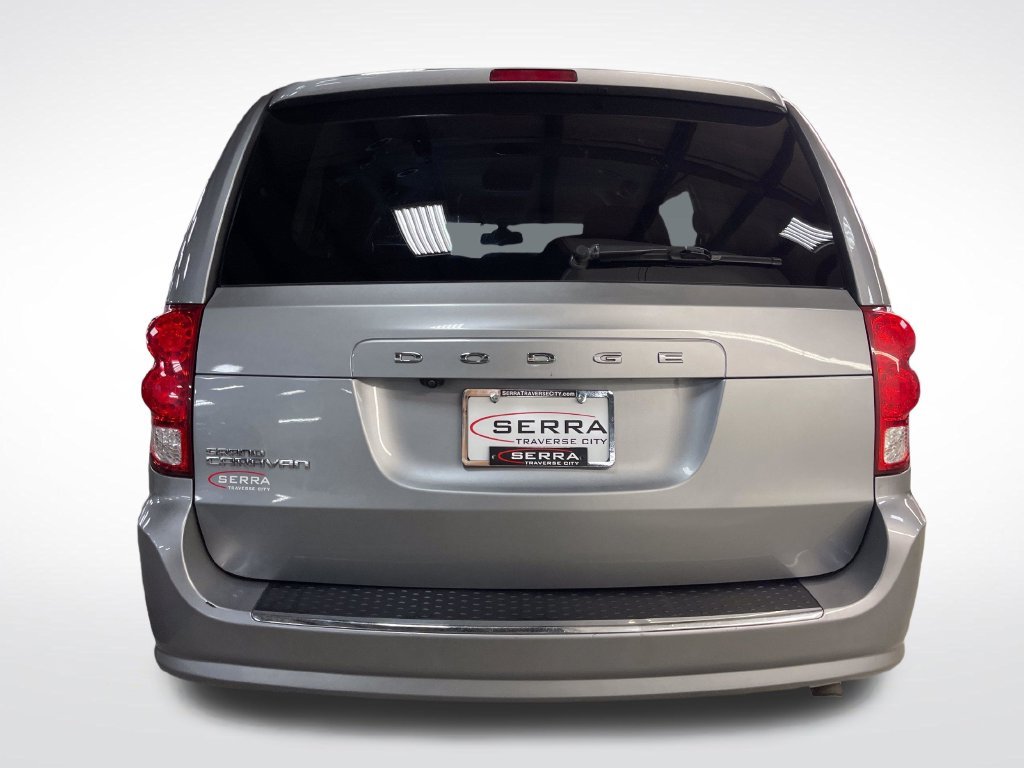 Used 2019 Silver Dodge SE image 4