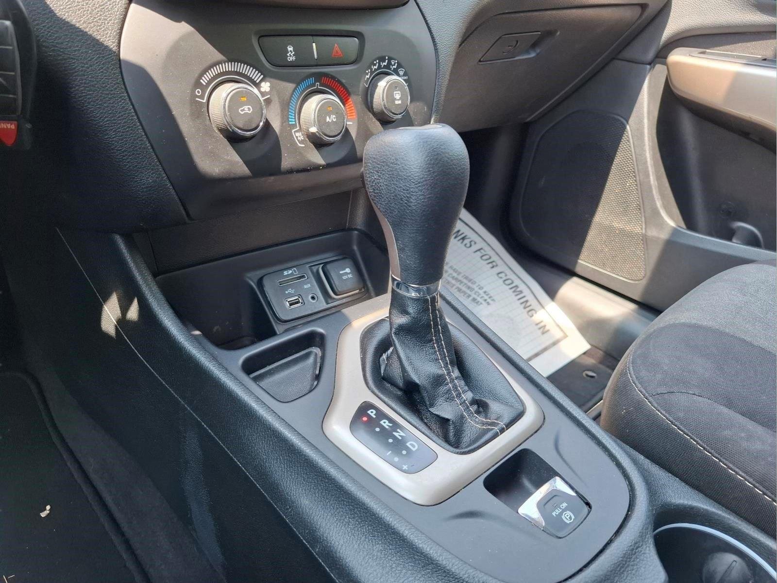 Used 2018 Billet Silver Metallic Clearcoat Jeep Latitude image 22