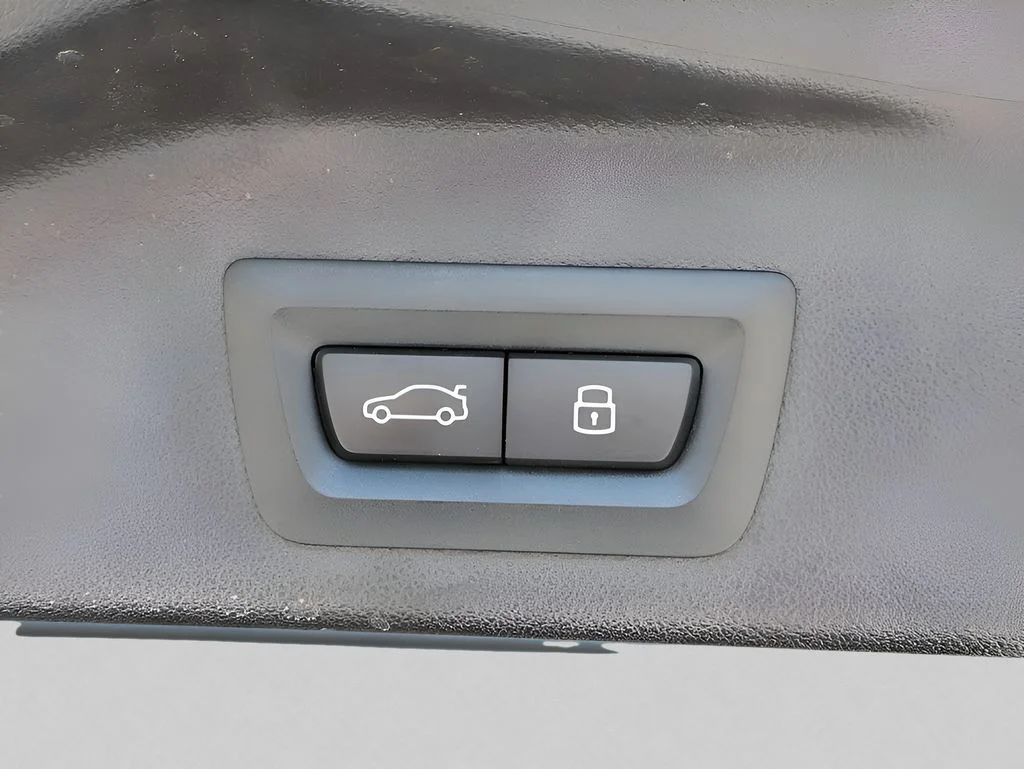 Used 2025 Black BMW M60i image 18