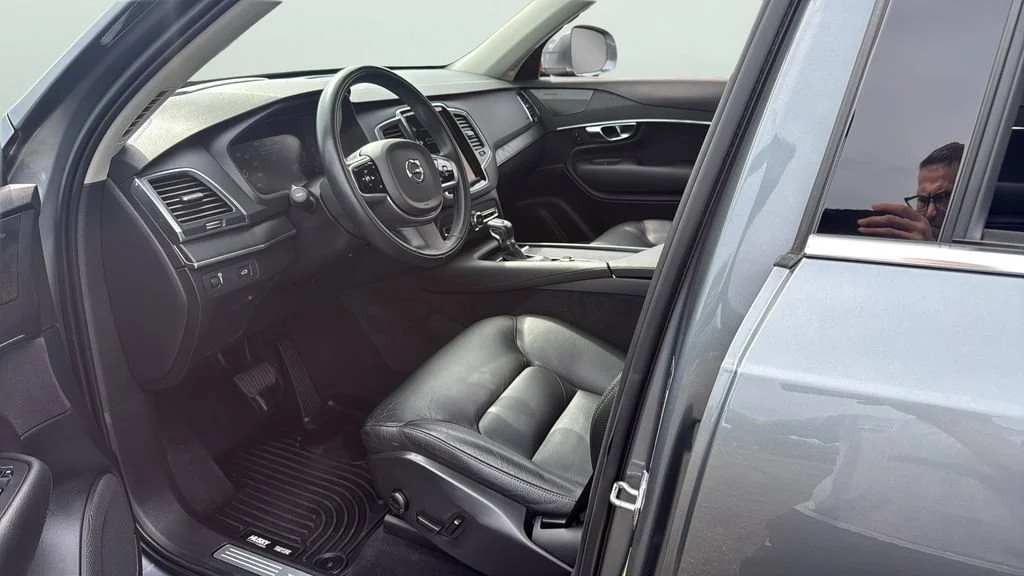 Used 2020 Gray Volvo T6 Momentum 7 Passenger image 23