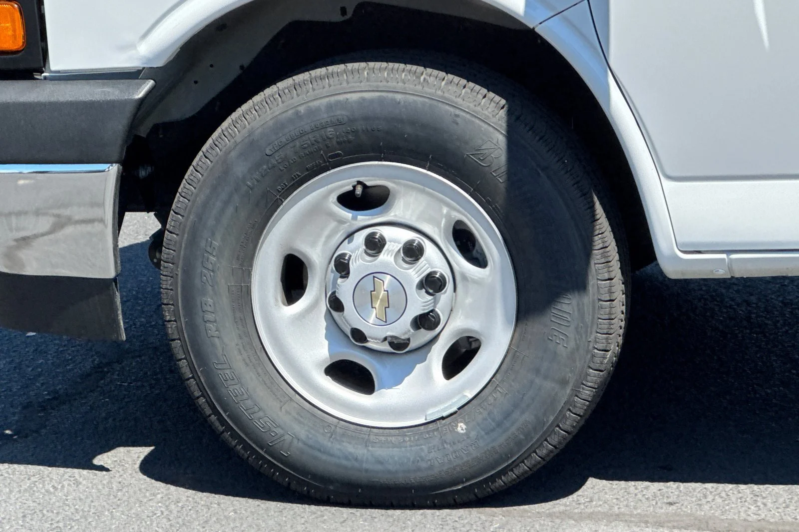 2026 Chevrolet Express Cutaway 3500 1WT view 22