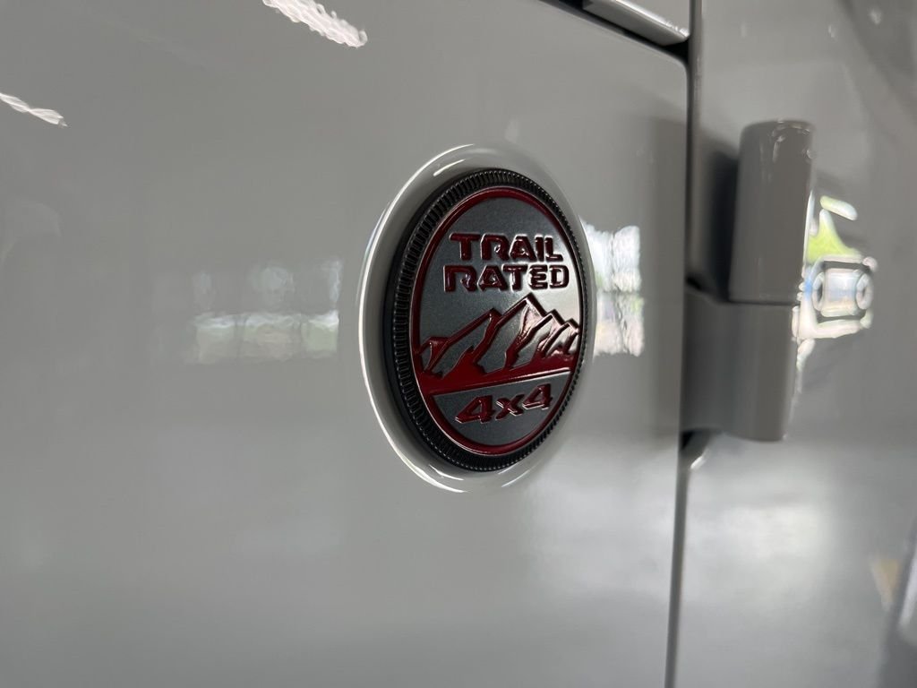 New 2026 Bright White Clear-Coat Exterior Paint Jeep Rubicon X image 13
