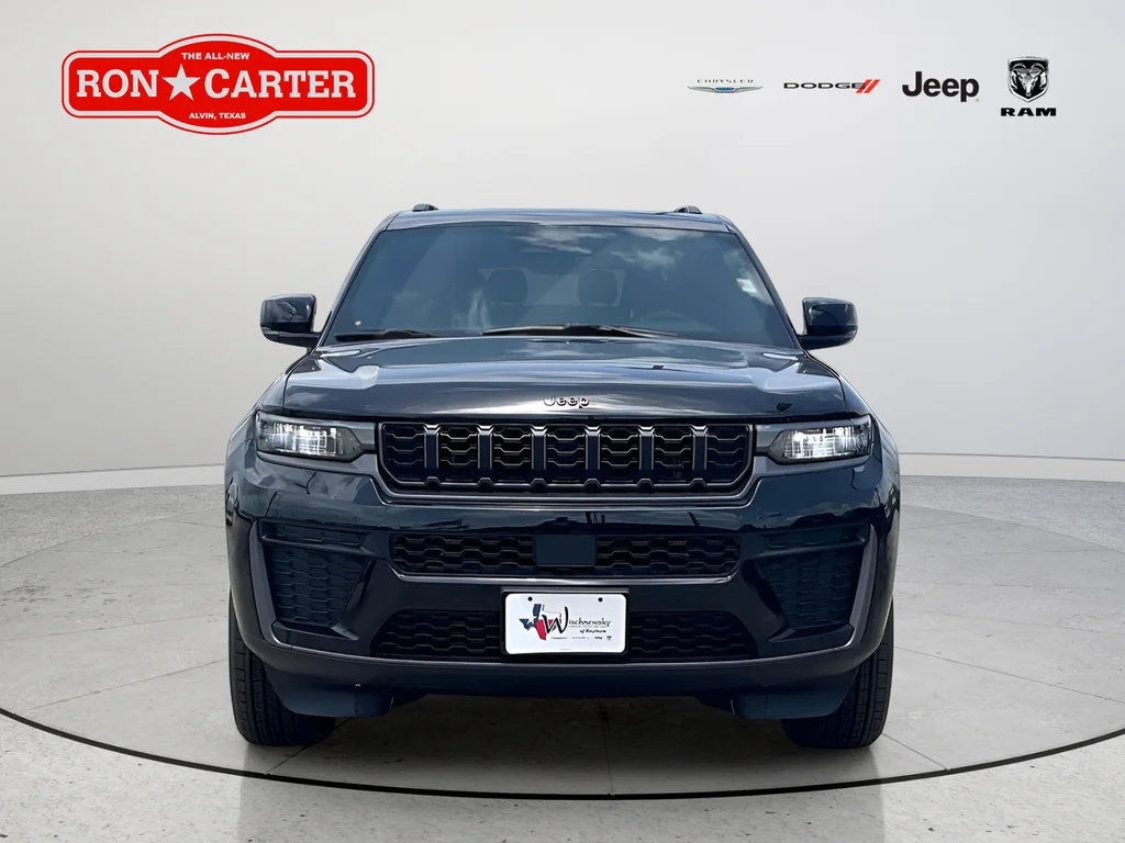 New 2026 Diamond Black Crystal Pearlcoat Jeep Altitude image 2