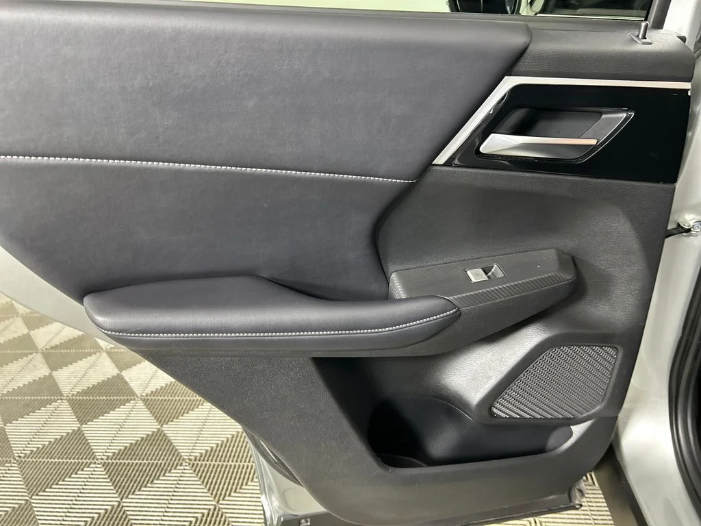 Used 2024 Silver Mitsubishi SE image 15