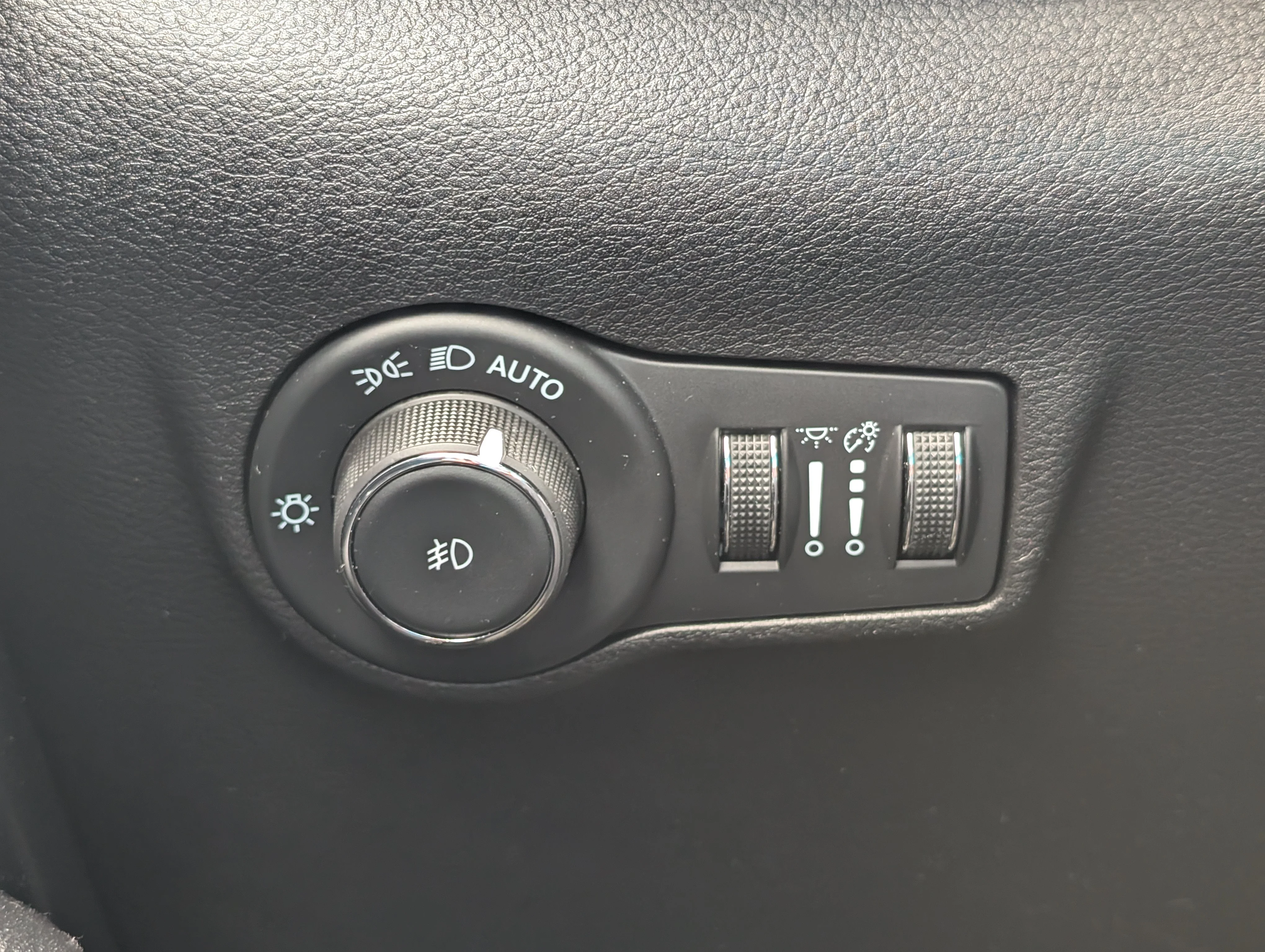 New 2025 Silver Zynith Metallic Jeep Altitude image 26