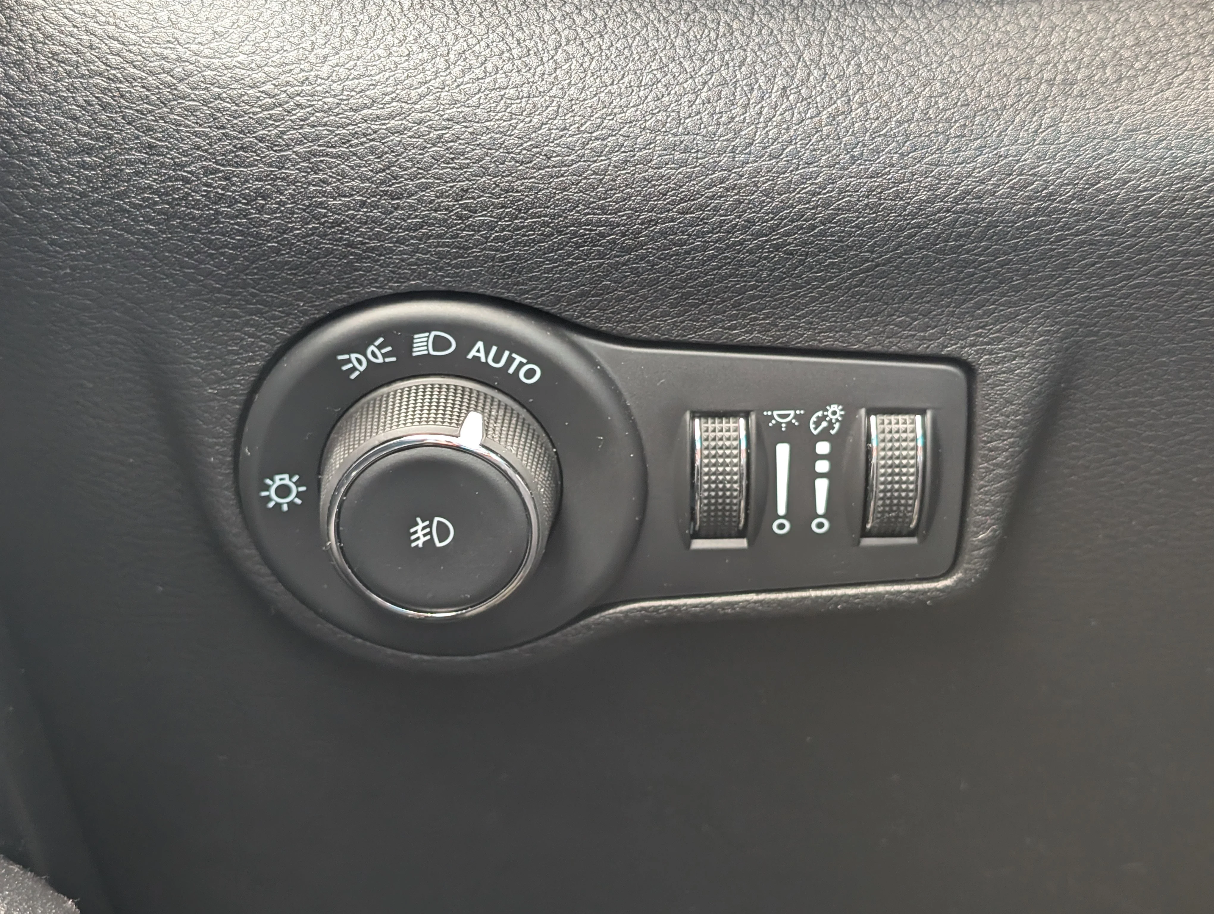 New 2025 Silver Zynith Metallic Jeep Altitude image 26