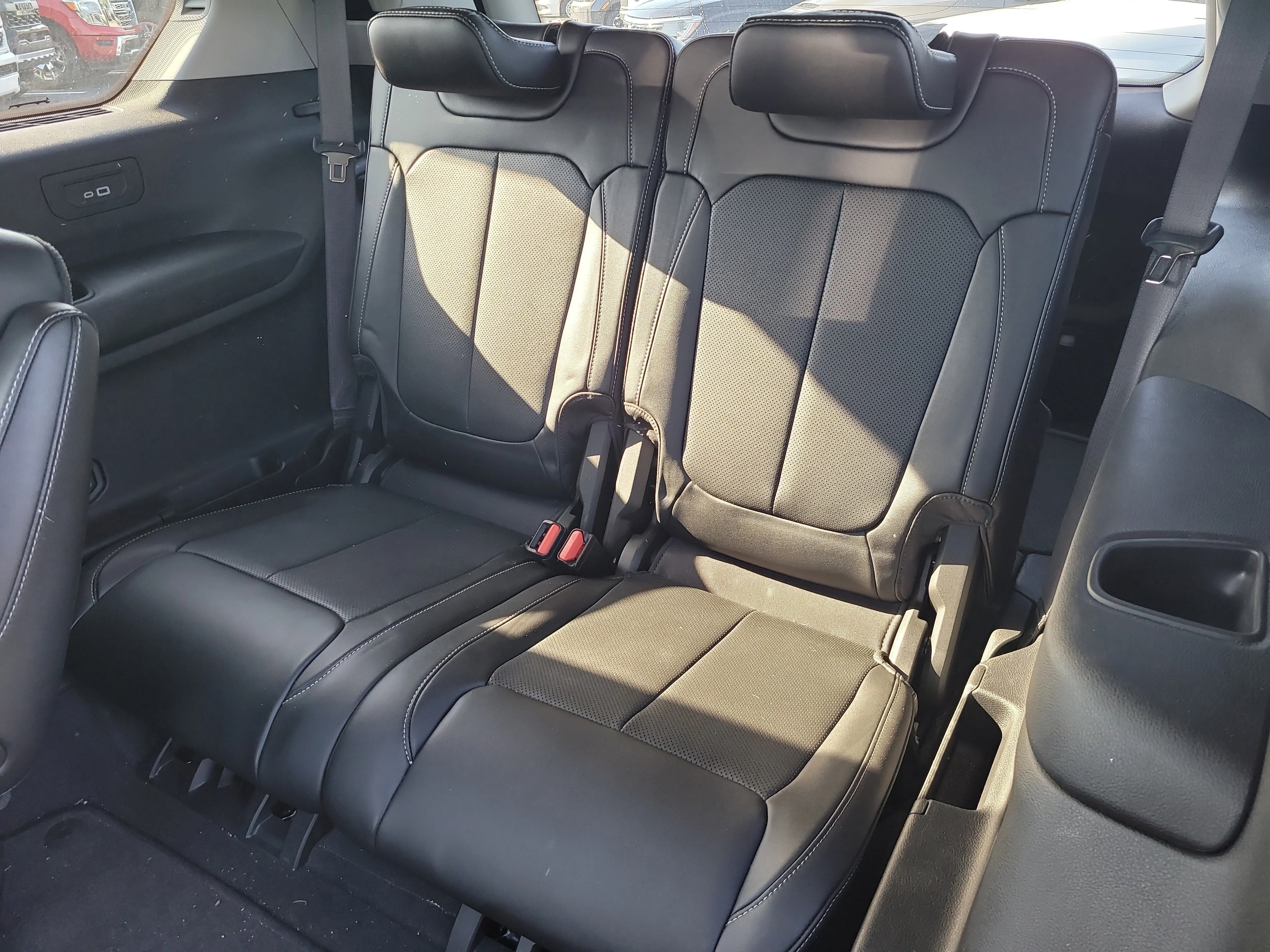 Used 2023 Diamond Black Crystal Pearlcoat Jeep Limited image 12