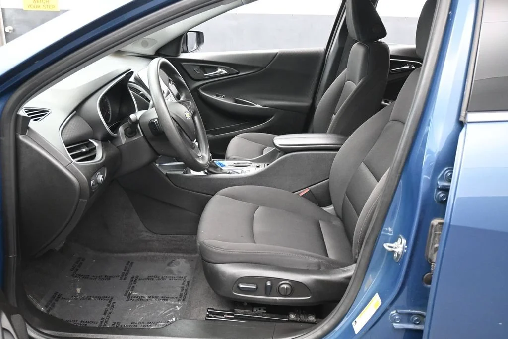 Used 2024 Lakeshore Blue Metallic Chevrolet LT image 10