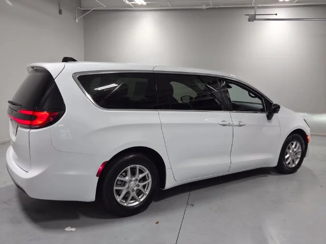 New 2027 Bright White Clear-Coat Paint Chrysler Select image 18