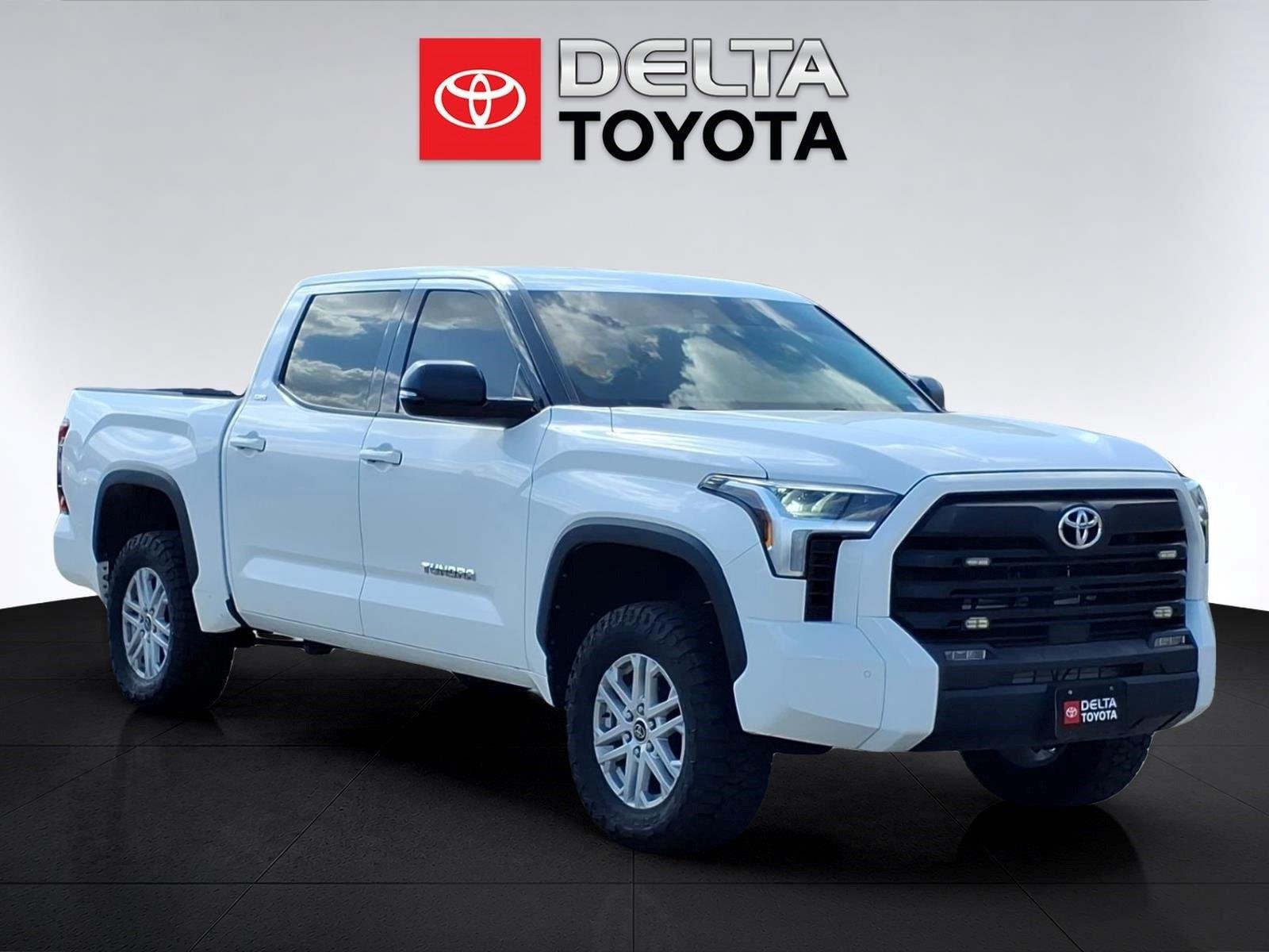 Used 2023 Ice Cap Toyota SR5 image 7