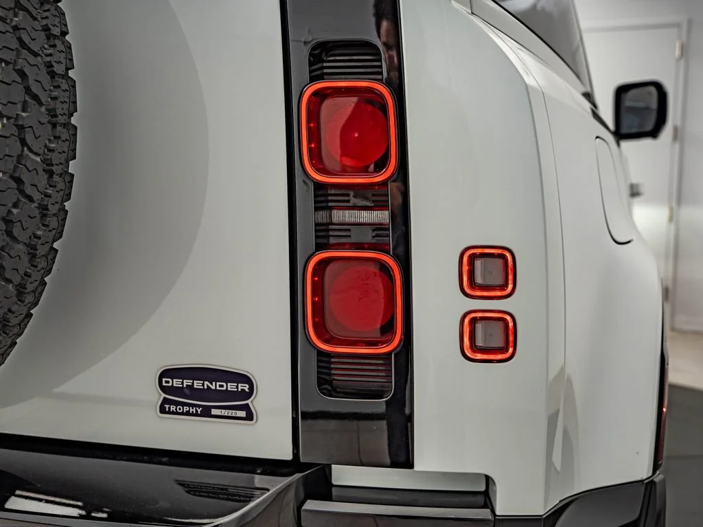 Used 2023 Fuji White Land Rover X-Dynamic SE image 15