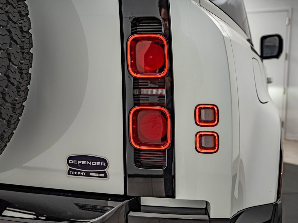 Used 2023 Fuji White Land Rover X-Dynamic SE image 15