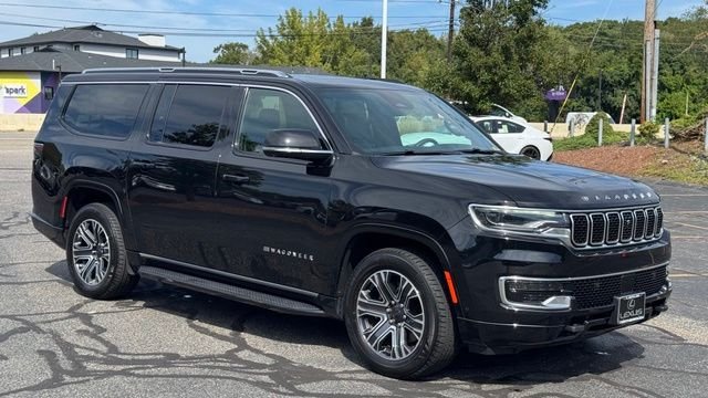 Used 2024 Diamond Black Crystal Pearlcoat Jeep Base image 8
