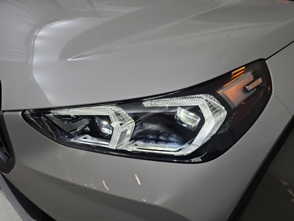 New 2026 Mineral White Metallic BMW xDrive28i image 29