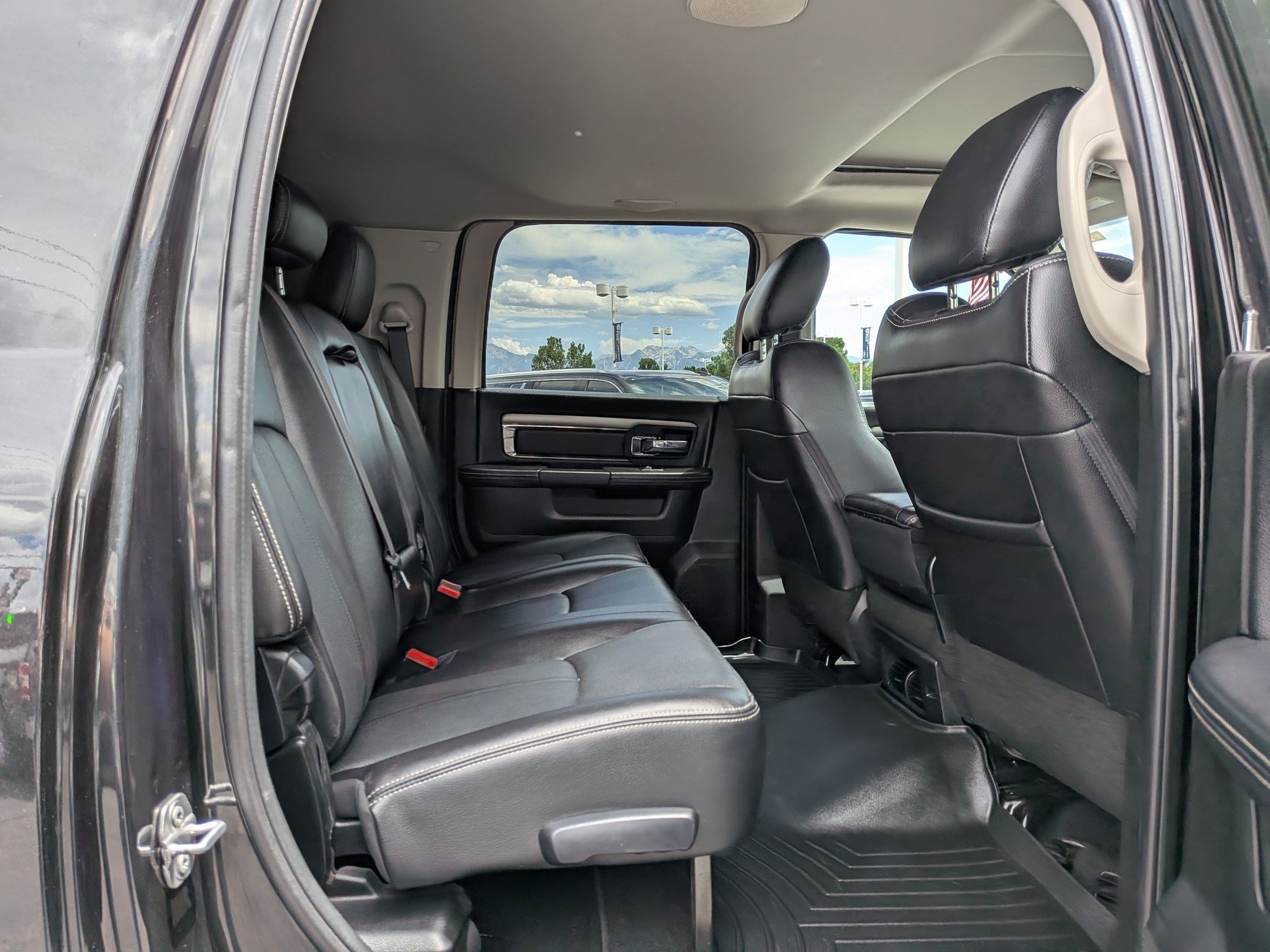 Used 2018 Brilliant Black Crystal Pearlcoat Ram Laramie image 31