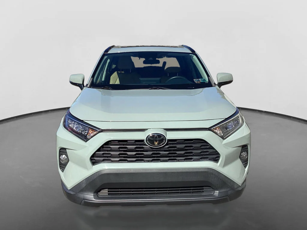 Used 2020  Toyota XLE Premium image 2
