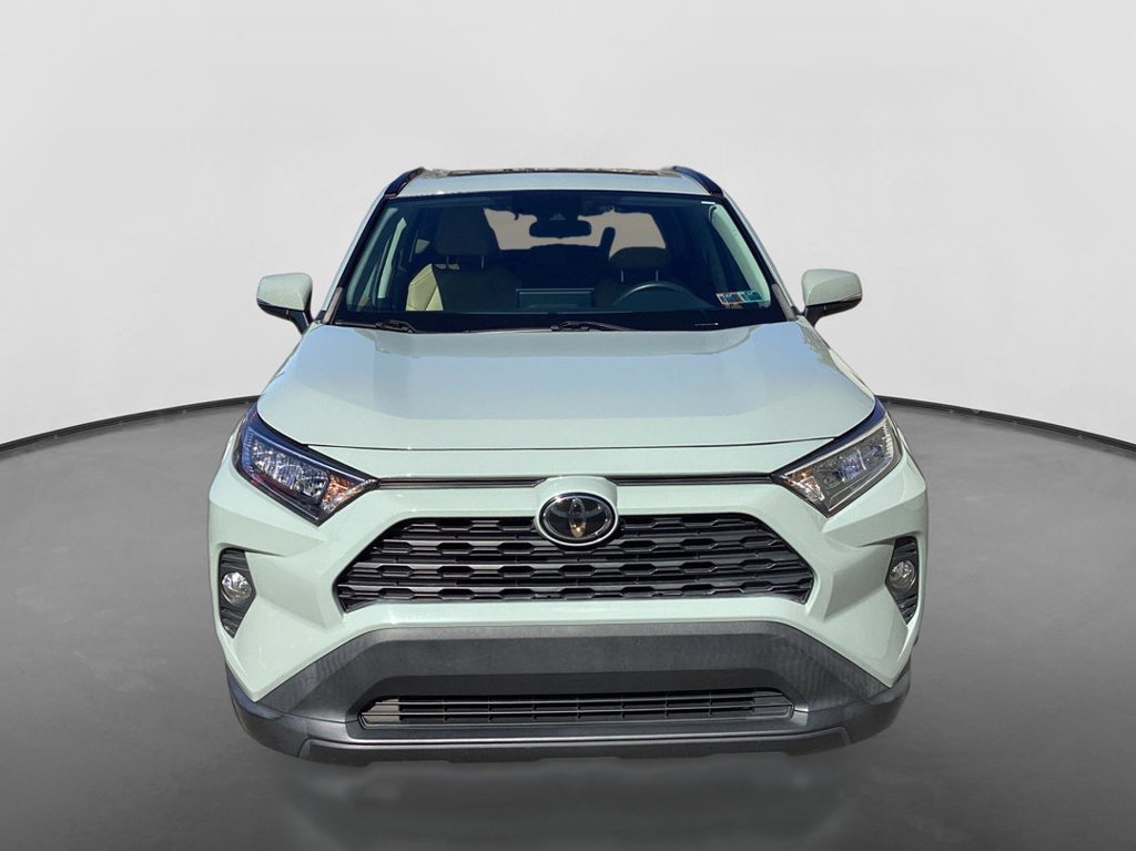 Used 2020  Toyota XLE Premium image 2