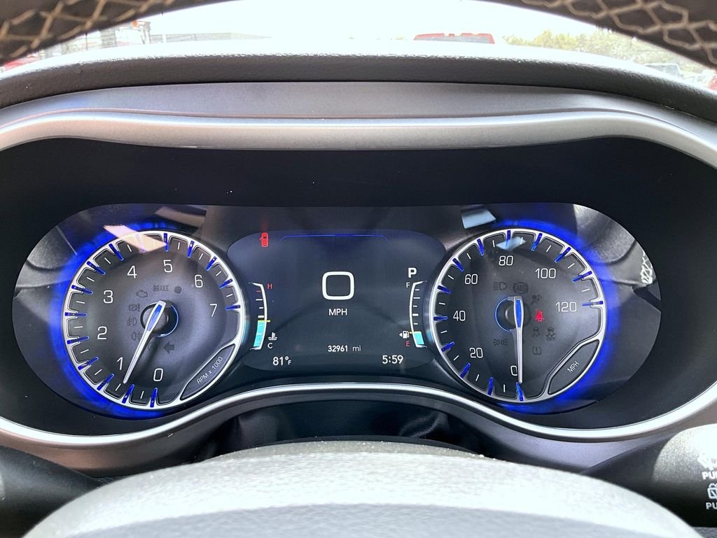 Used 2025 White Chrysler Select image 14
