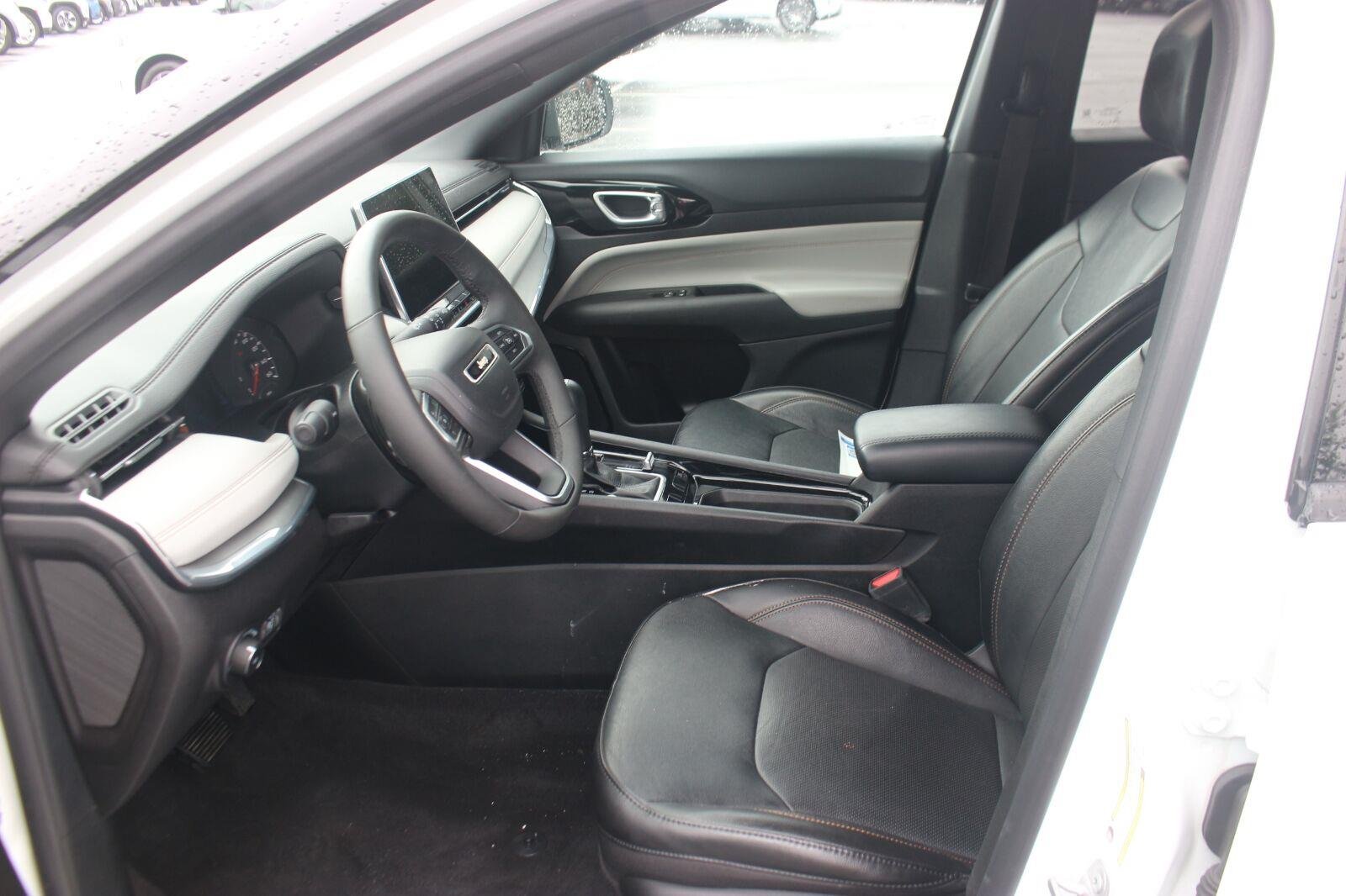 Used 2023  Jeep Limited image 14