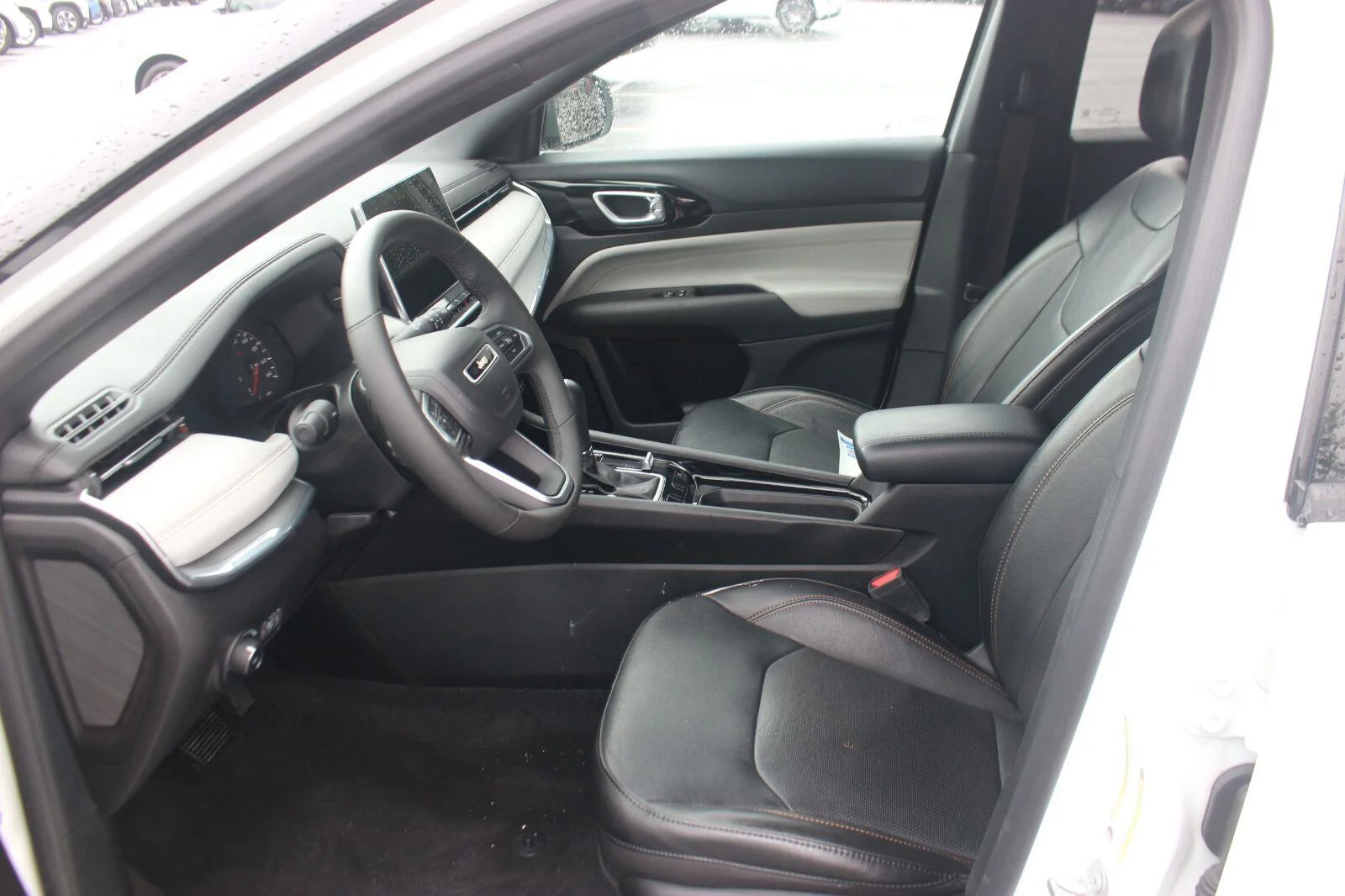 Used 2023  Jeep Limited image 14
