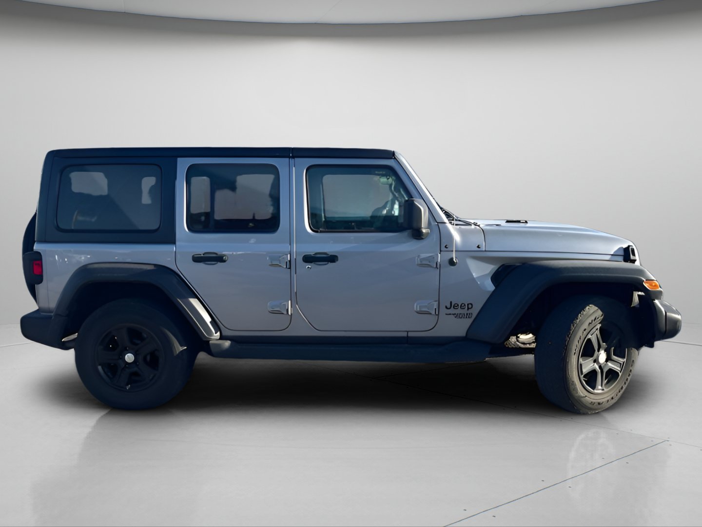 Used 2018 Billet Silver Metallic Clearcoat Jeep Unlimited Sport S image 3