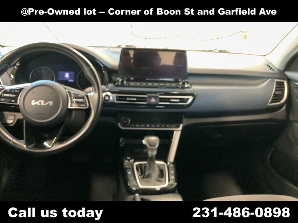 Used 2022 Yellow Kia Nightfall image 18