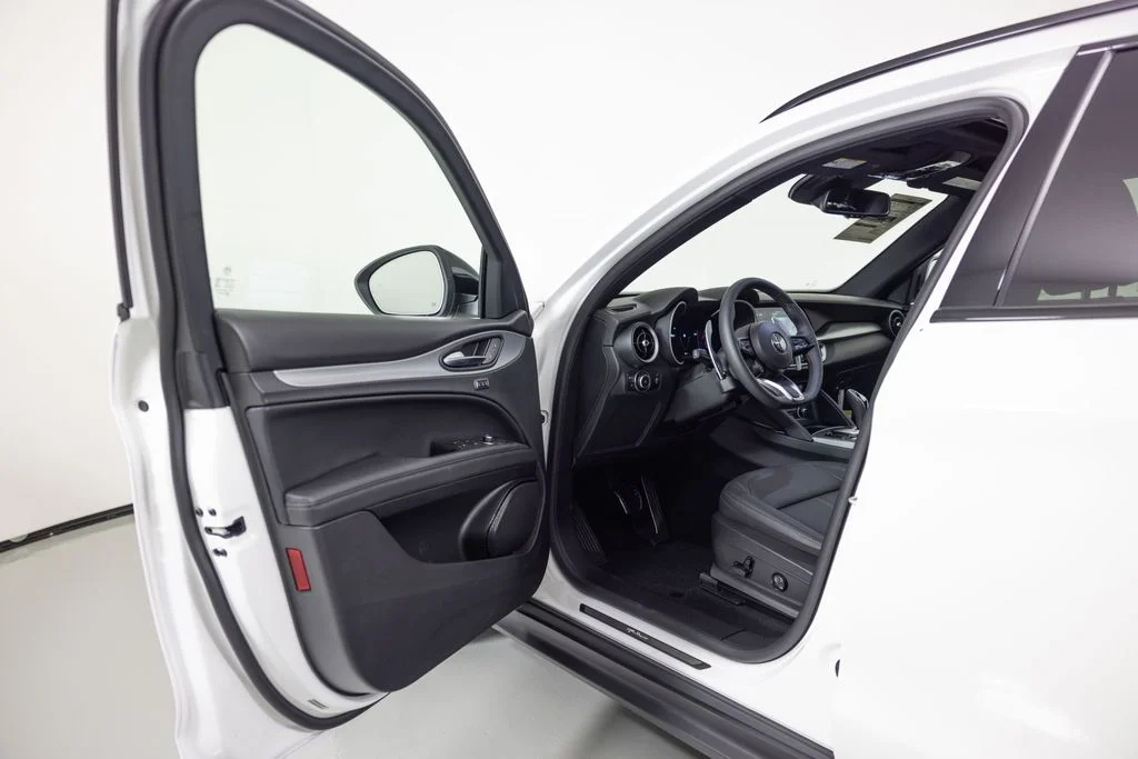 2025 Alfa Romeo Stelvio Base - Photo 17