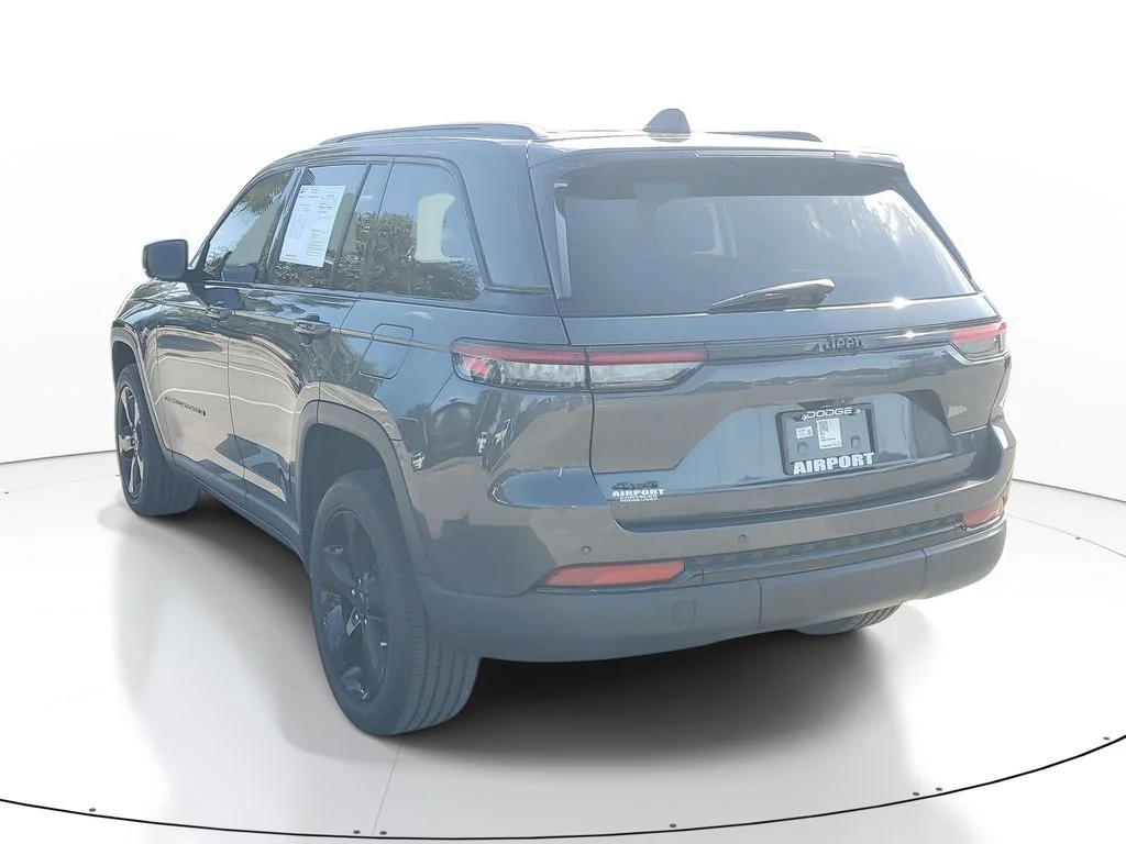 Used 2023 Gray Jeep Altitude X image 4