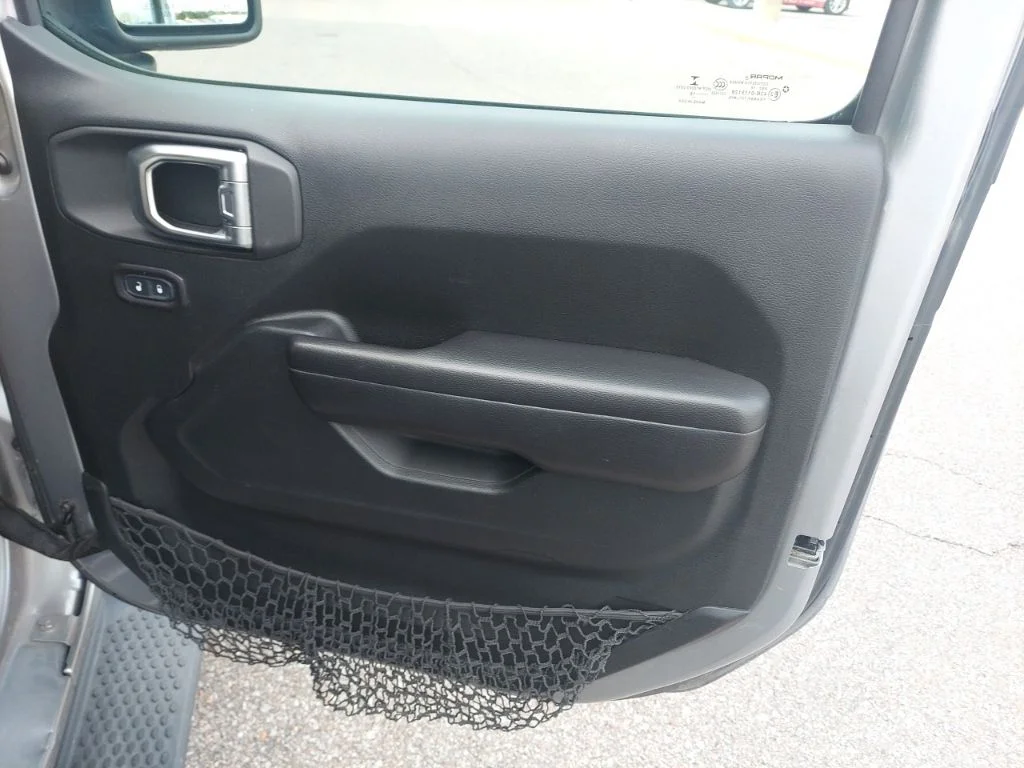 Used 2018 Silver Jeep Unlimited Sport S image 33
