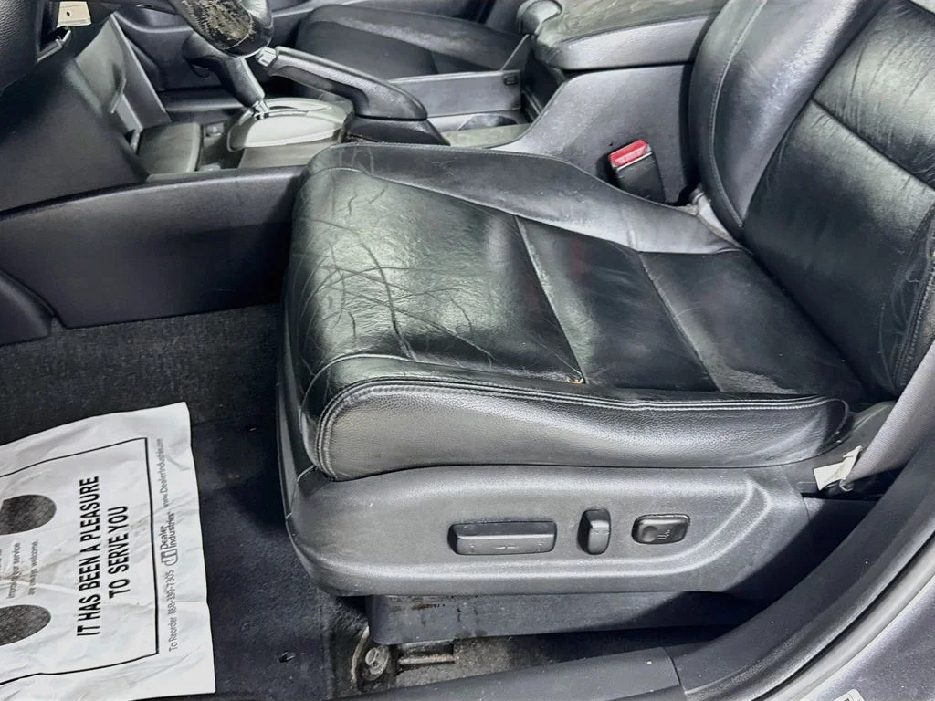 Used 2011 Polished Metal Metallic Honda SE image 22