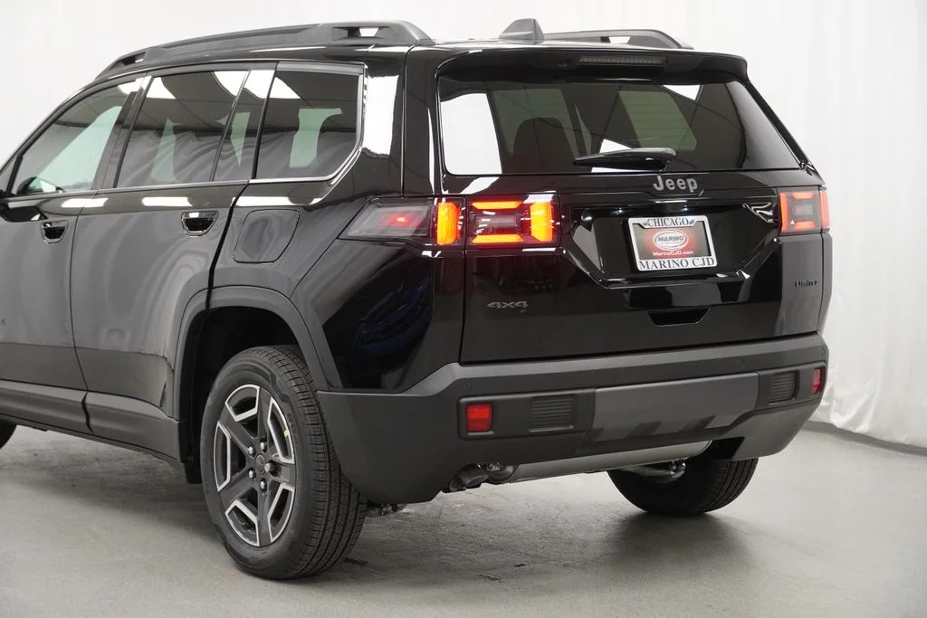 New 2026 Diamond Black Crystal Pearl-Coat Exterior Paint Jeep Limited image 12