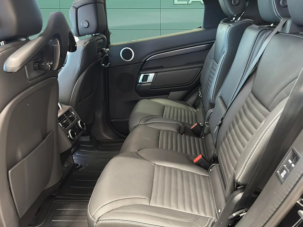 Used 2025 Santorini Black Metallic Land Rover Metropolitan Edition image 21