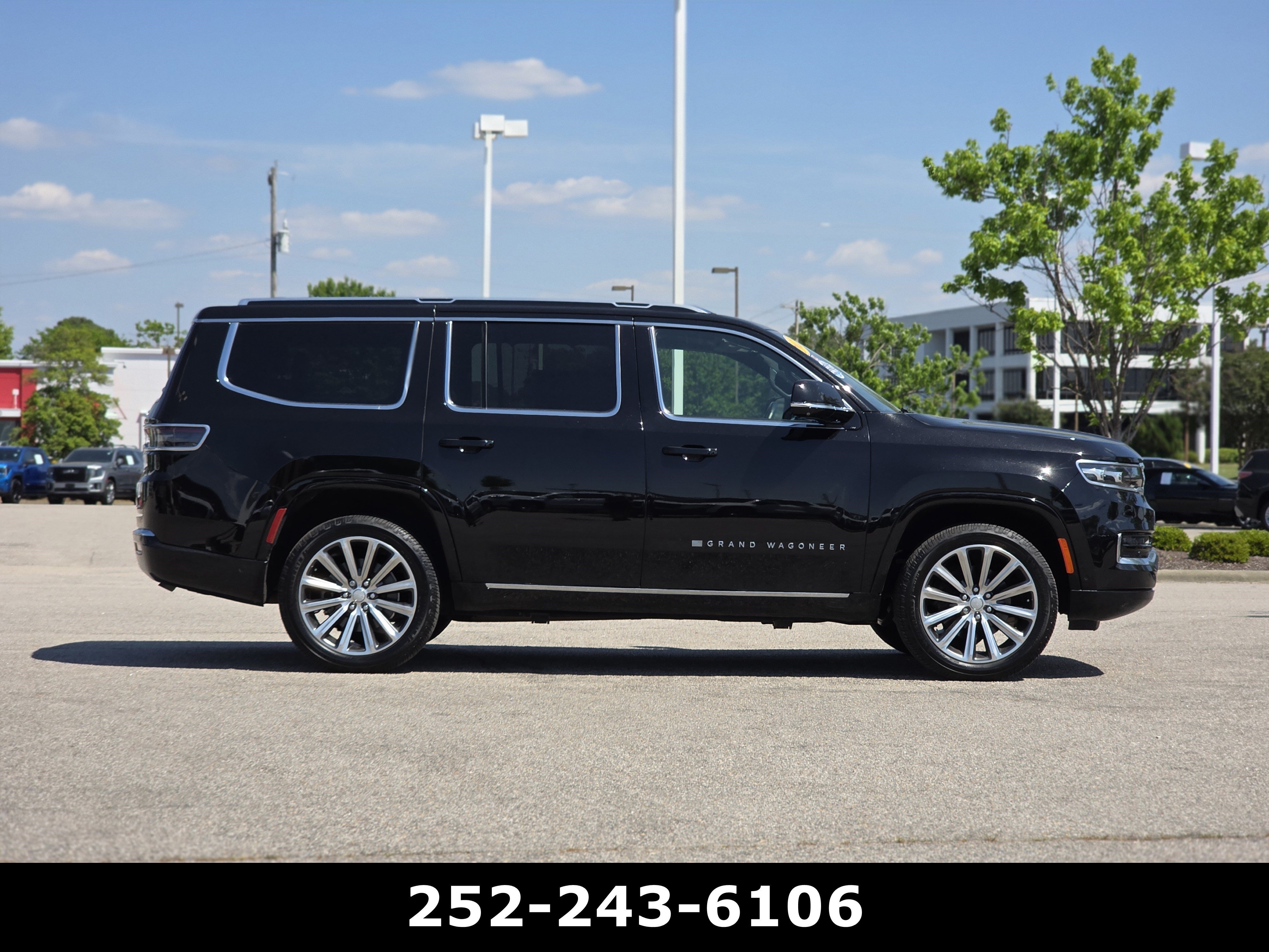 Used 2022 Diamond Black Crystal Pearlcoat Jeep Series II image 8