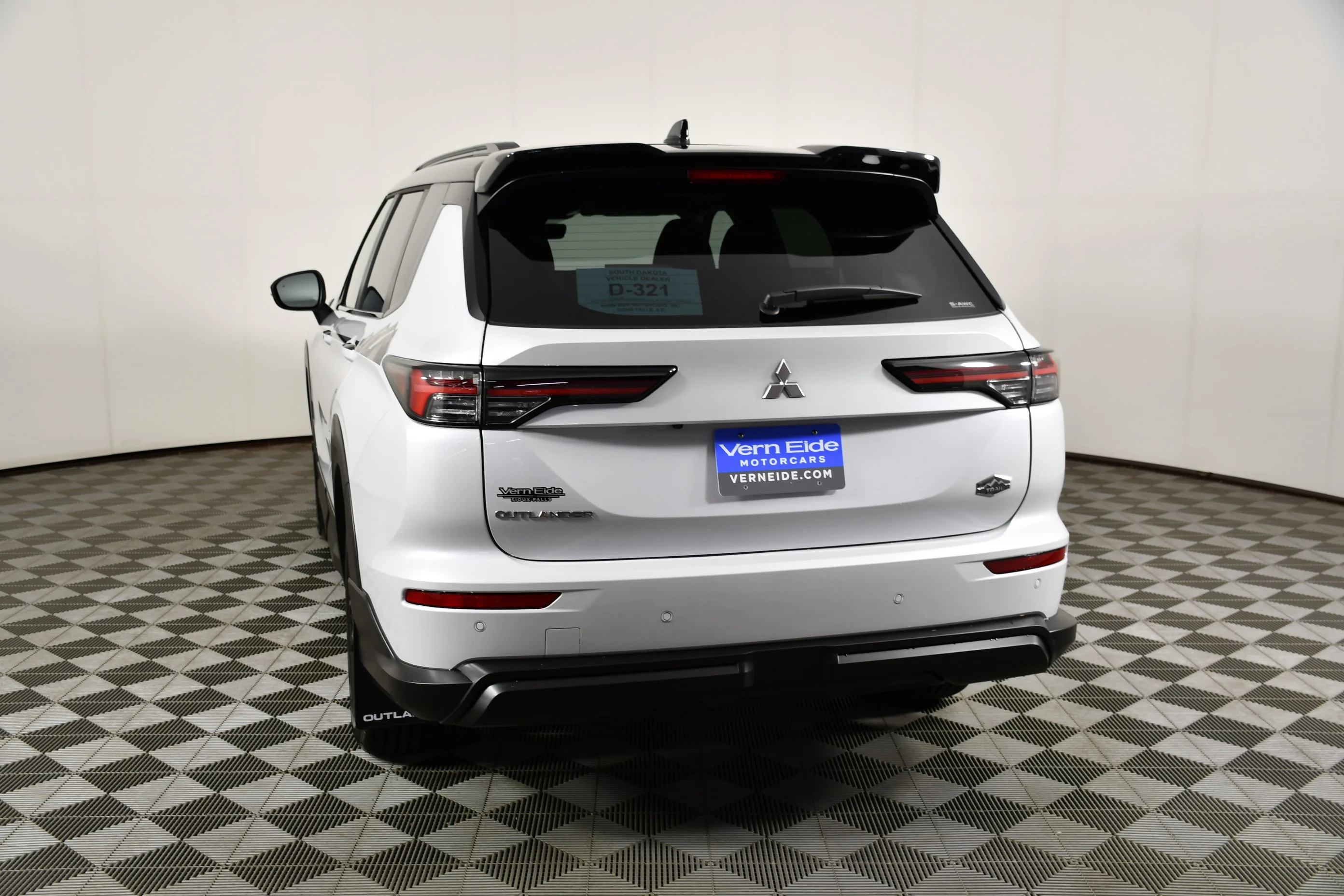 New 2026 White Diamond/Black Roof Mitsubishi Trail Edition image 7