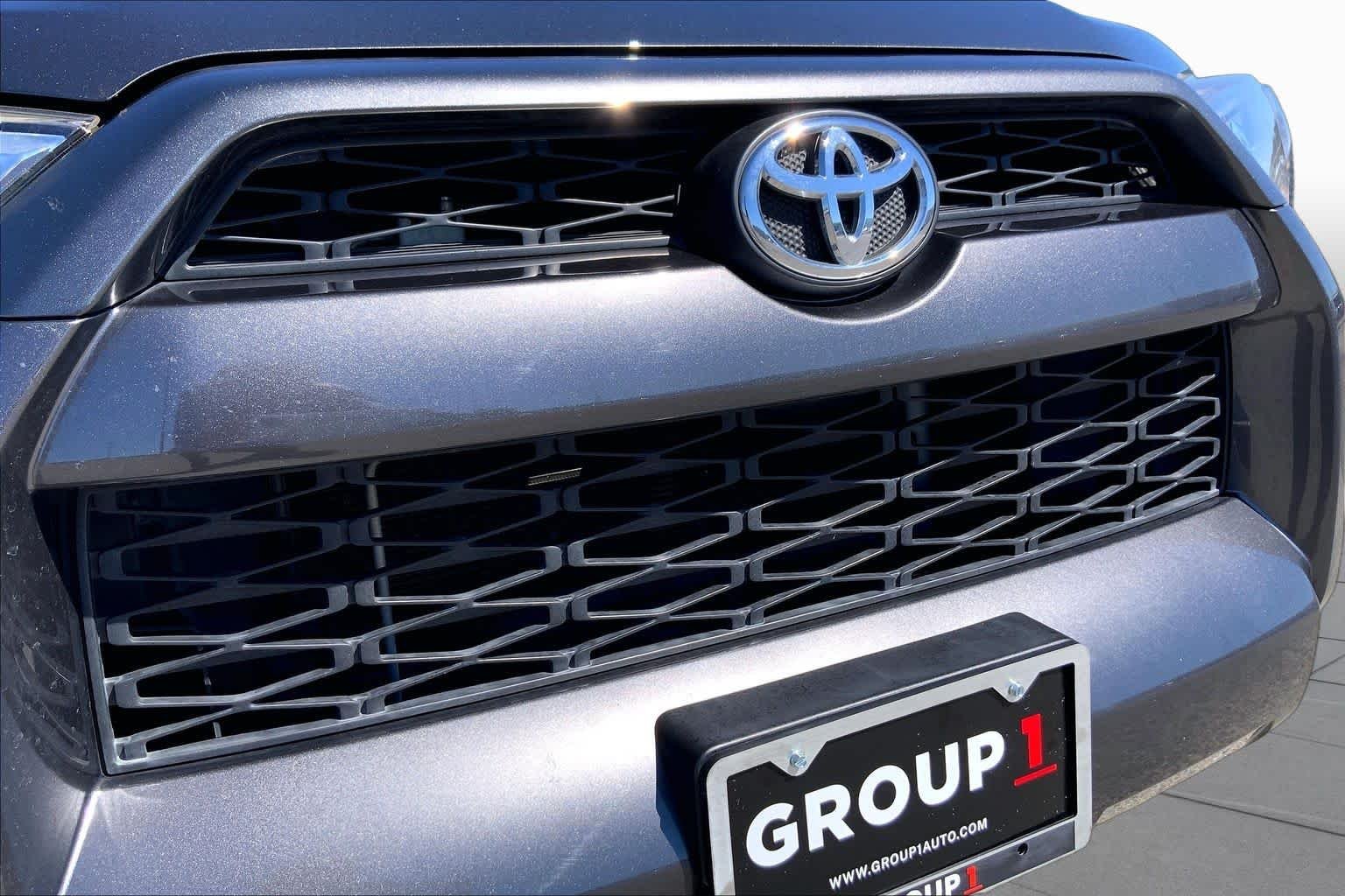 Used 2018 Magnetic Gray Metallic Toyota SR5 Premium image 29