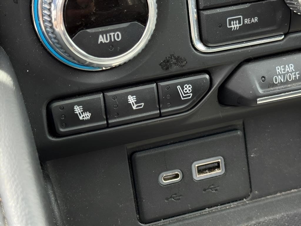 Used 2022 White Frost Tricoat GMC AT4 image 15