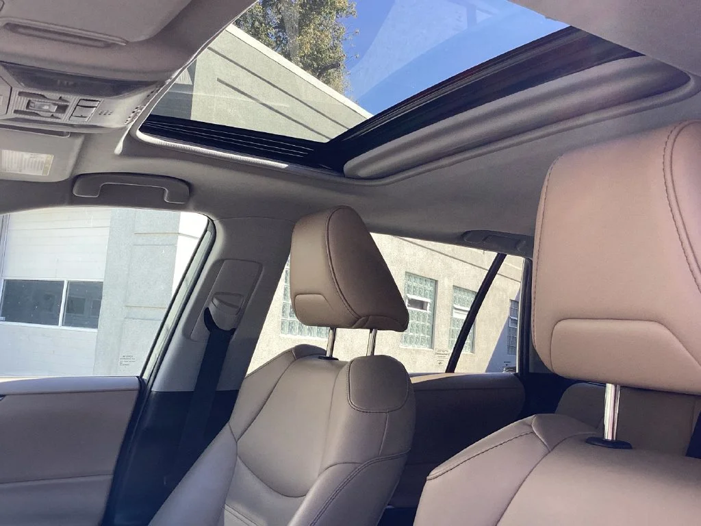 Used 2020  Toyota XLE Premium image 19