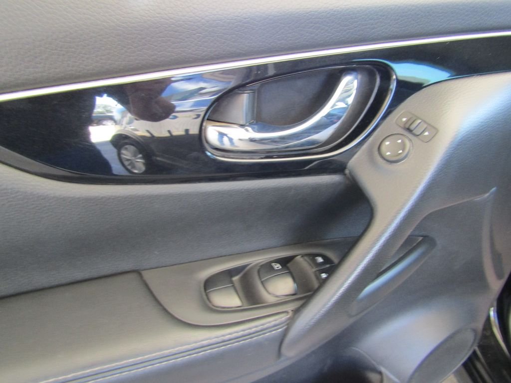 Used 2017 Black Nissan SL image 19