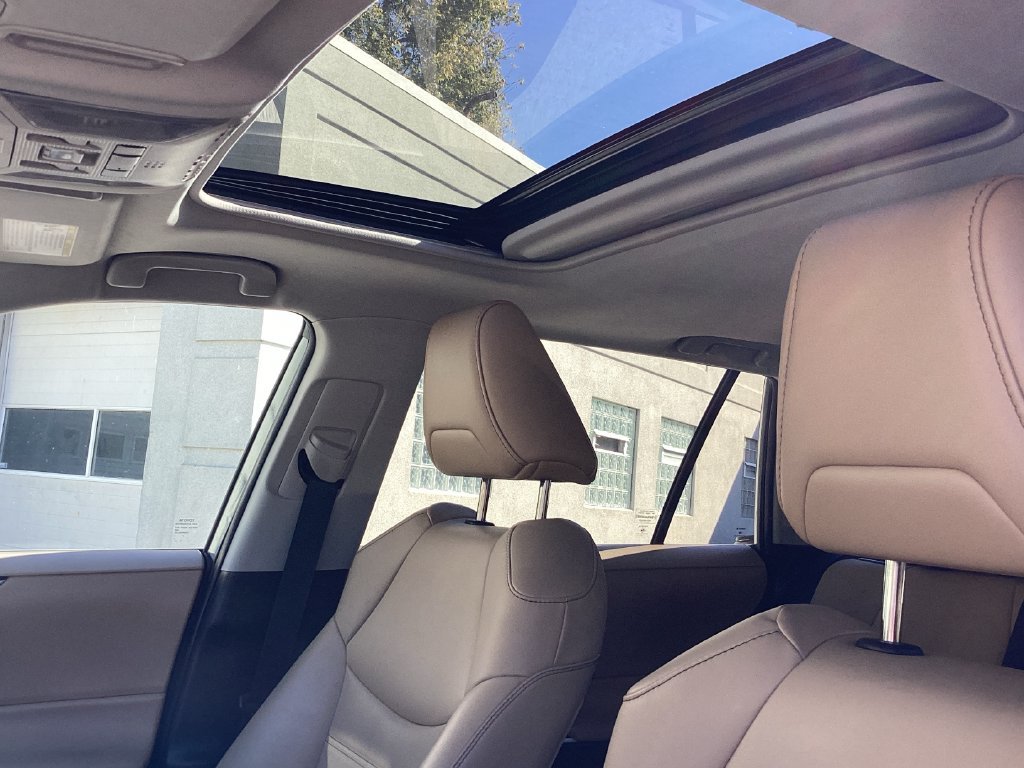Used 2020  Toyota XLE Premium image 19