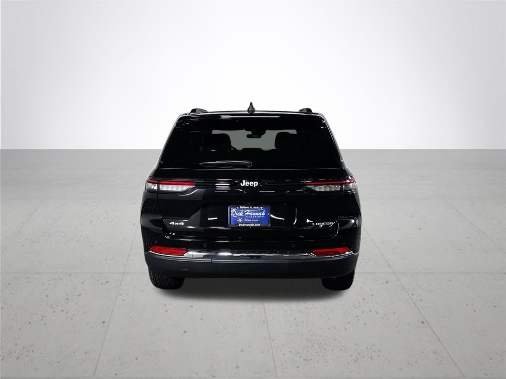 New 2026 Diamond Black Crystal Pearl-Coat Exterior Paint Jeep Laredo X image 7