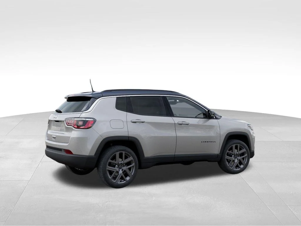 New 2026 Silver Zynith Metallic Clear-Coat Exterior Paint Jeep Limited image 4