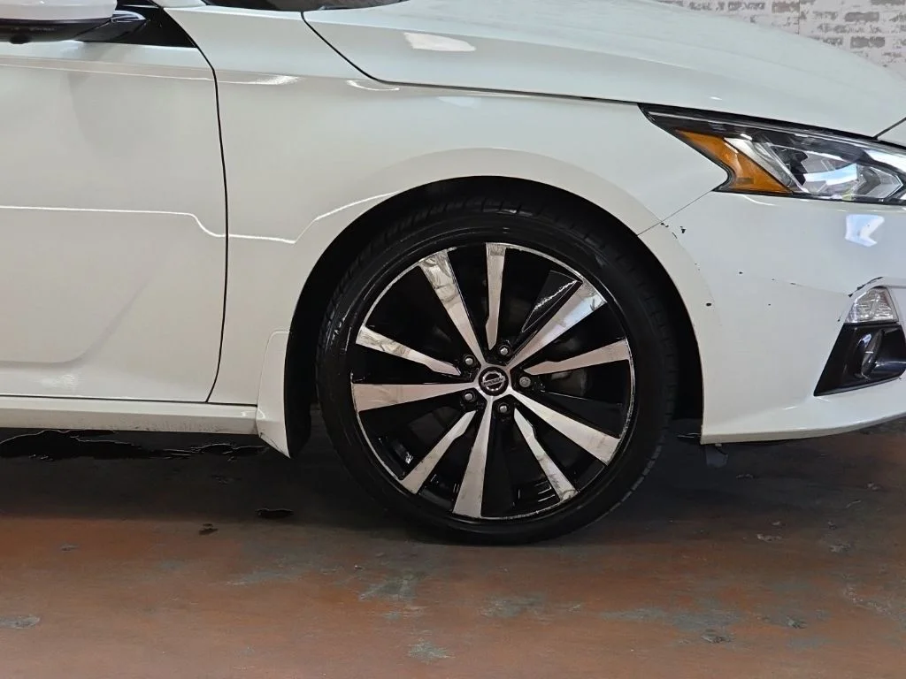 Used 2021 White Nissan 2.5 Platinum image 7