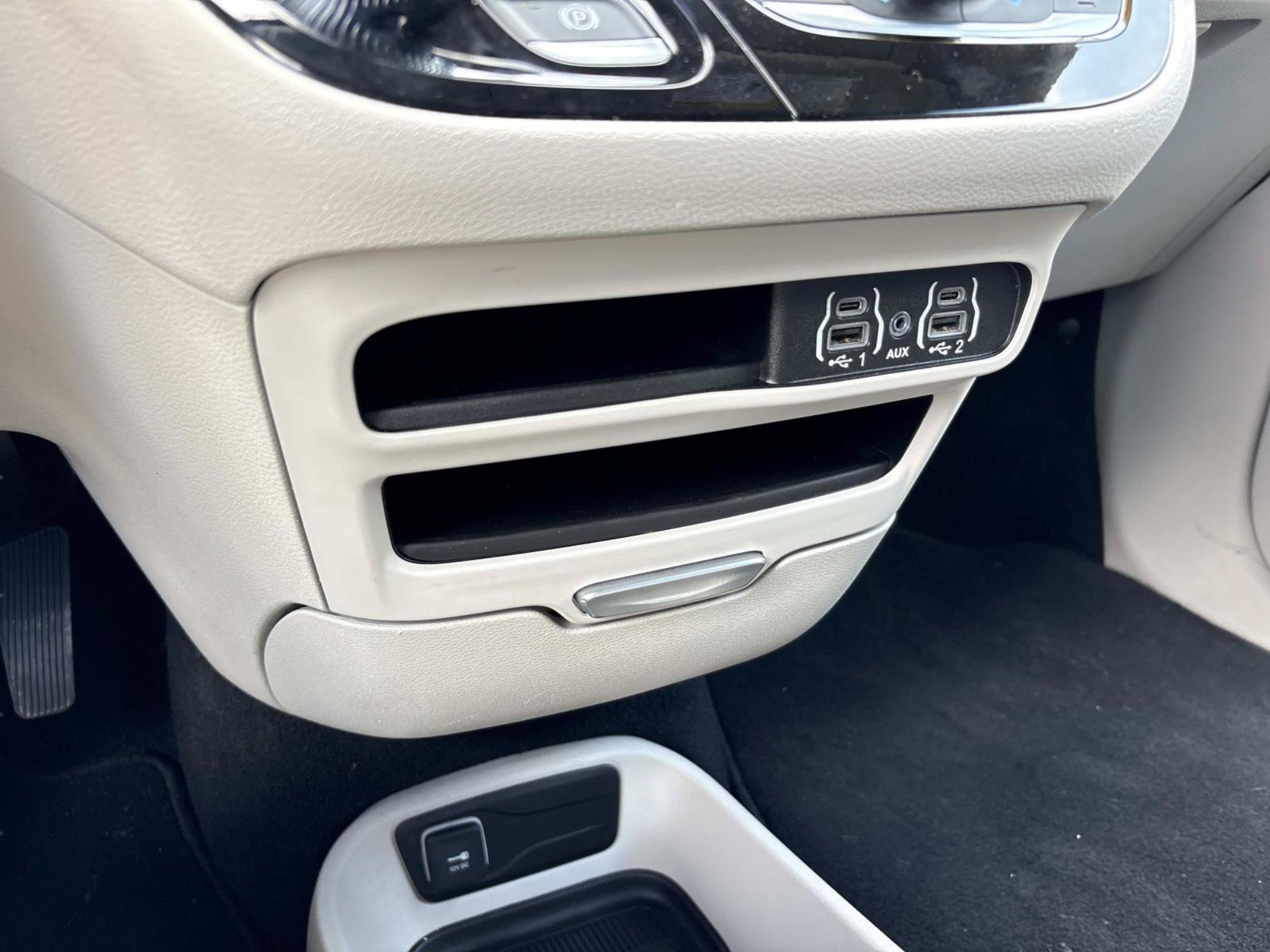 Used 2024 Silver Mist Clearcoat Chrysler Touring L image 31