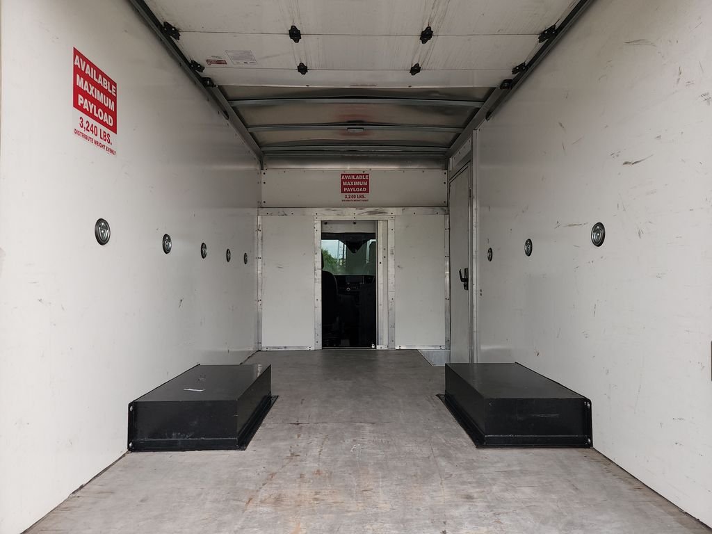Used 2022 White Ford Box Truck image 14