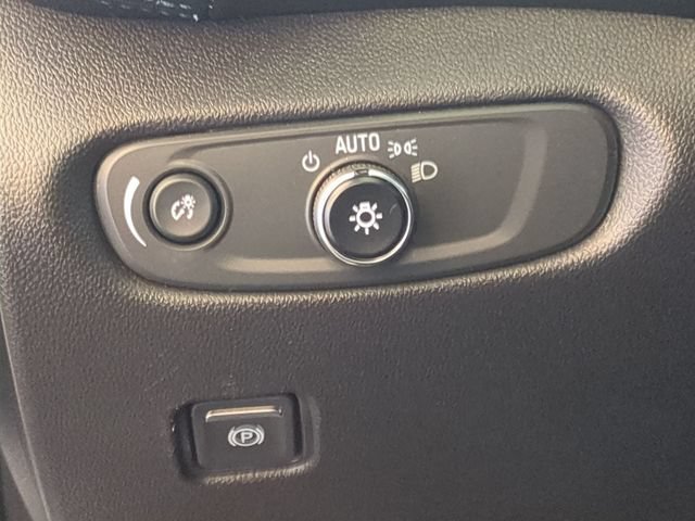 Used 2022 Summit White Chevrolet 2LT image 23