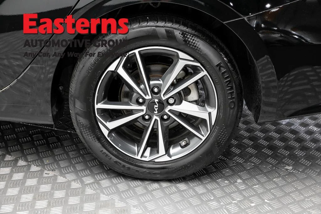 Used 2024 Black Kia LXS image 8