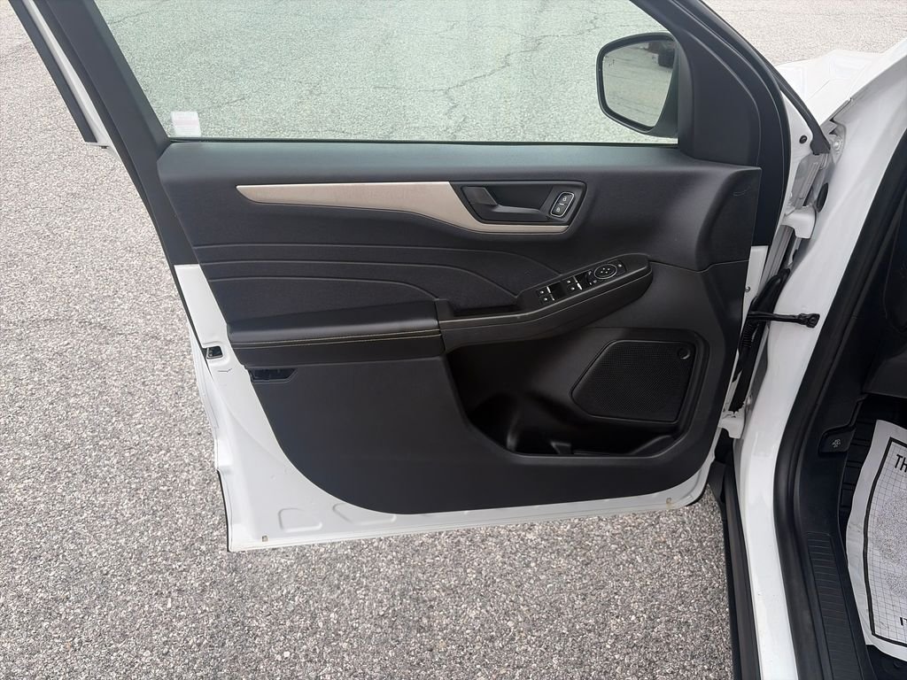 Used 2022 White Ford SE image 11